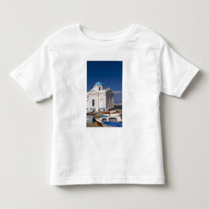 Vit kyrka på stranden nära Egeiska havet på T-shirt