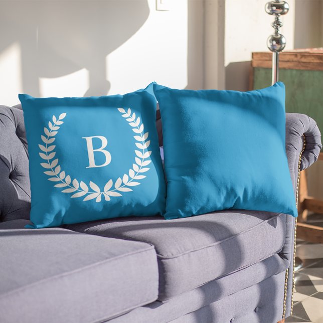 Vit lagerkrans modernt monogram kudde (White Laurel Wreath Modern Monogram Outdoor Pillow)