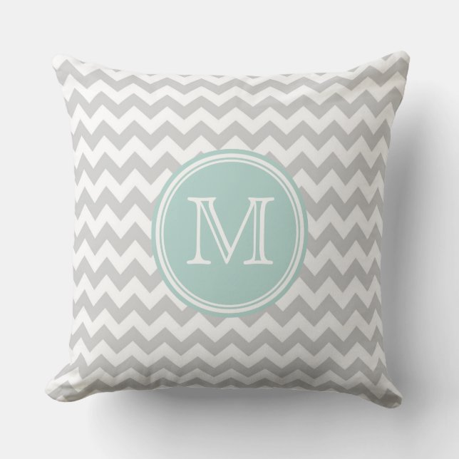Vit &lätt Grått Zigzag Chevron Mönster Monogram Kudde (Framsida)