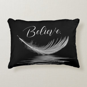 Vit ludderreflektion på svart prydnadskudde