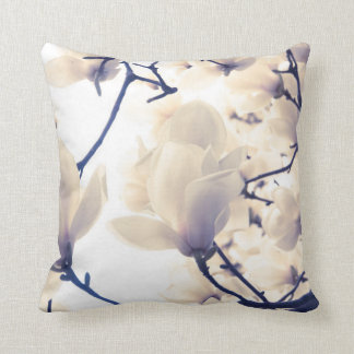 VIT MAGNOLIA BLOMMOR KUDD KUDDE
