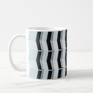 Vit målad byggnad kaffemugg