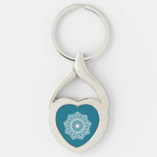 Vit mandala på blå bakgrund Metallnyckelring Twisted Heart Silverfärgad Nyckelring