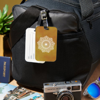 Vit Mandala på Guld Bakgrund Bagagebricka