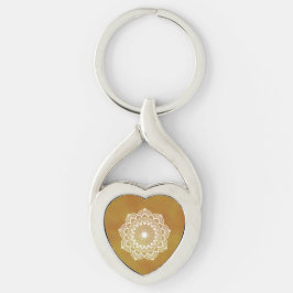 Vit mandala på guldbakgrund Metallnyckelring Twisted Heart Silverfärgad Nyckelring