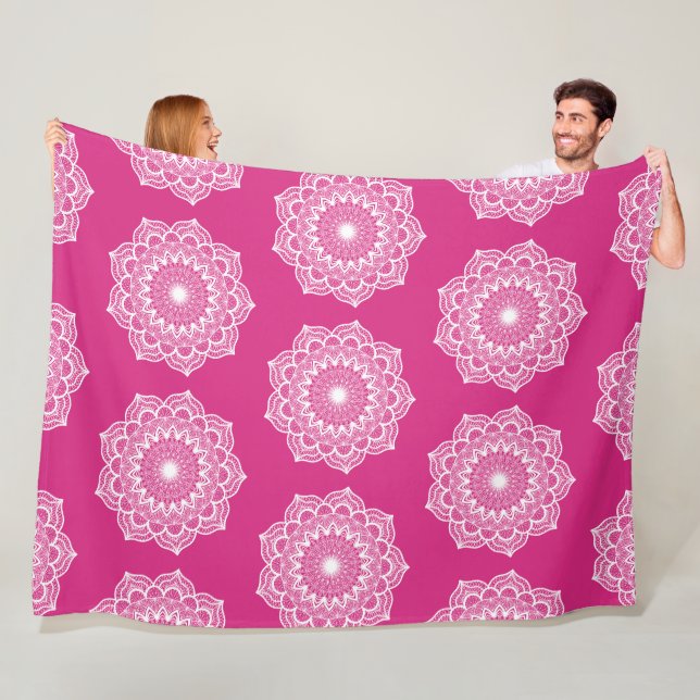 Vit Mandala på Rosa Bakgrund Fleecefilt (På plats)