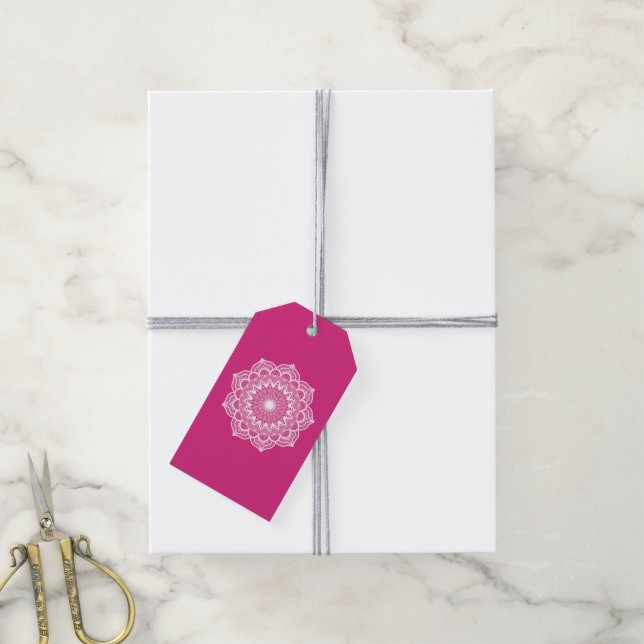 Vit Mandala på Rosa Bakgrund Presentetikett (Med Snöre)