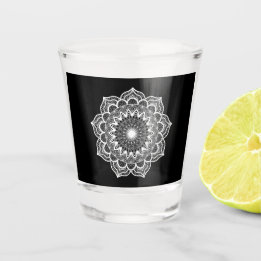 Vit Mandala på svart bakgrund