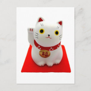 Vit Maneki Neko på ett rött mattar Vykort