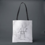 Vit marble Script Personlig Bridesmaid's Namn Tygkasse<br><div class="desc">Modern Minimalistisk Personlig Monogram och Namn-presentationer Den här designen har personlig bridesaids namn i grått modern handskriftsskript font stil och monogram i lätt grått modern sans serif font stil som bakgrund, med bröllop detaljer i grått modern sans serif font stil, på vit marble bakgrund. Även perfekt för maid of honor,...</div>