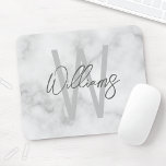 Vit marble Script-Personlig Monogram och Namn Musmatta<br><div class="desc">Modern Minimalistisk Personlig Monogram och Namn ger Den här designen har personlig namn i grått modernt handskriftsskript typsnitt stil och monogram i lätt grått modernt sans serif font stil som bakgrund,  på vit marmorbakgrund. Perfekt som fars dag-gåvor till pappa och gåvor till särskilda tillfällen.</div>