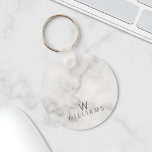 Vit marmor med Personlig Monogram och Namn Nyckelring<br><div class="desc">Vit marmor med Personlig Monogram och Namn Gift med monogram och namn i grått modern sans serif font stil på vit marmorbakgrund. Perfekt som gåva och gåva till marskalkar,  helgdag,  familjeåterförening och gåva vid särskilda tillfällen.</div>