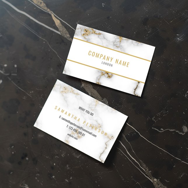 Vit marmor och Guld Modern minimalistisk yrkesverk Visitkort (Elegant white and gold business card with a marble design, featuring a minimalist layout on black)