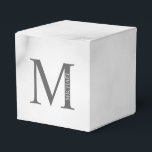 Vit marmor personlig monogram och namn presentaskar<br><div class="desc">Personlig monogram och namn design
innehåller personlig monogram och namn i klassisk serif-teckensnitt.

Perfekt för bröllop,  semester,  familjesammanträde och för alla speciella tillfällen.</div>