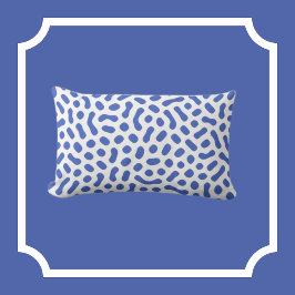 Vit med Periwinkle Blue Jelly Bean liknande former Lumbarkudde