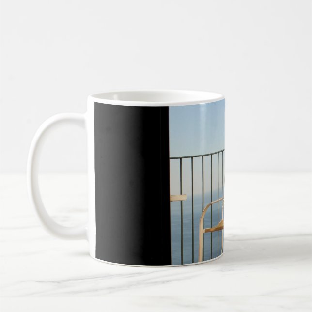 Vit metall armstol bredvid stängslet på morgonen kaffemugg (Vänster)
