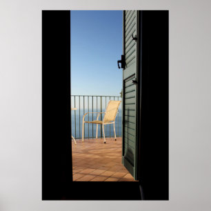 Vit metall armstol bredvid stängslet på morgonen poster