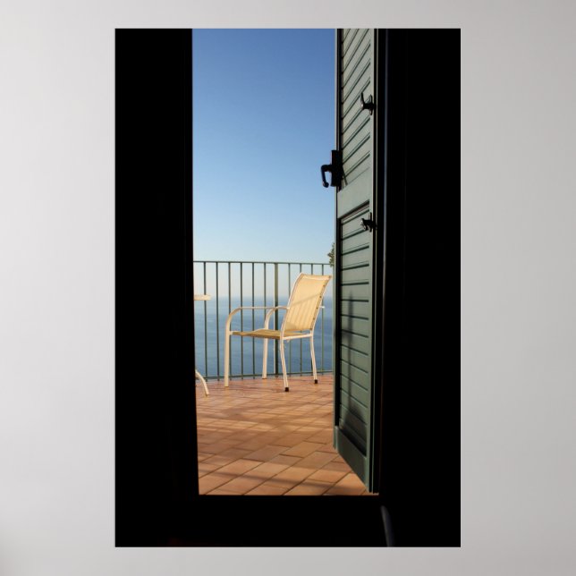 Vit metall armstol bredvid stängslet på morgonen poster (Framsidan)