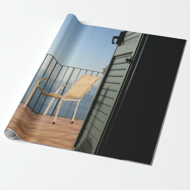 Vit metall armstol bredvid stängslet på morgonen presentpapper (Utrullad)