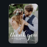 Vit Modern Calligraphy Photo Bröllop Magnet<br><div class="desc">Gratulerar till kärlek och visa tacksamhet med anpassadets fotot bröllop tack till er magnet! Denna unika keepy är en perfekt för att påminna dina kära om din speciella dag samtidigt som du uttrycker ditt innerliga tack på ett minnesvärt sätt. Den har ett modernt typografiskt fotoöverlägg. Anpassa genom att lägga till...</div>