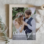 Vit Modern Calligraphy Photo Bröllop Tack Kort<br><div class="desc">Skicka tack till familj och vänner med det här anpassadets fototack. Den har en modern typografi och en redigerbar grej mönster. Anpassa genom att lägga till foto och information. Det här fototackkortet är perfekt för bröllop,  studenten,  födelsedagar och andra händelser.</div>