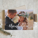 Vit Modern Calligraphy Photo Bröllop Tack Kort<br><div class="desc">Jag vill uttrycka min djupa tacksamhet med vårt fantastiska anpassade-fotokort bröllop, som är designat med elegantens moderna kalligrafi. Det här kortet är ett sofistikerat och snyggt sätt att tacka dina gäster för att de har delat med sig på din speciella dag. Kortet innehåller ett särskilt utrymme för ett omhuldat foto...</div>