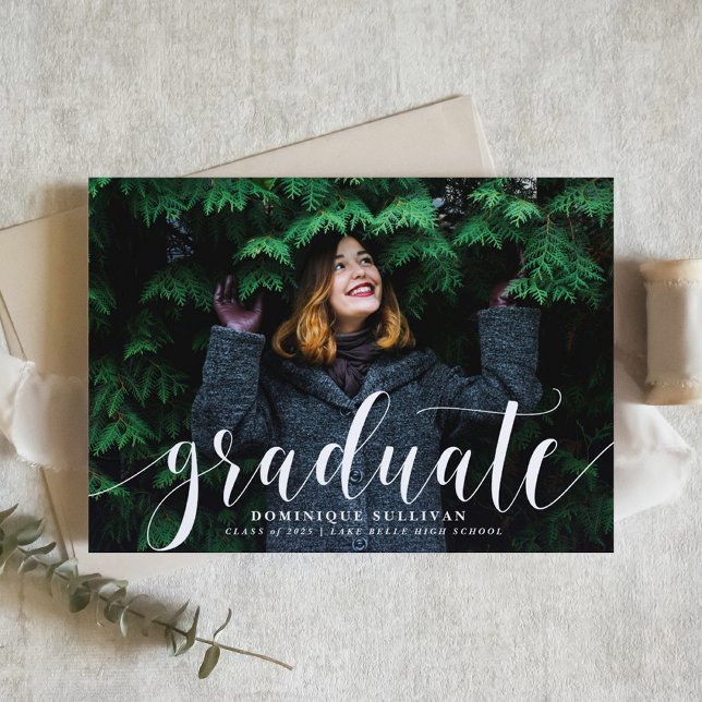 Vit Modern Calligraphy Photo Studenten Inbjudningar (Personalized Photo Graduation Invitation with White Modern Calligraphy – Customizable Photo)