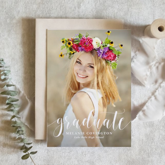 Vit modern kalligrafi foto examen inbjudningar (Customizable whimsical photo graduation invitation featuring modern calligraphy. )