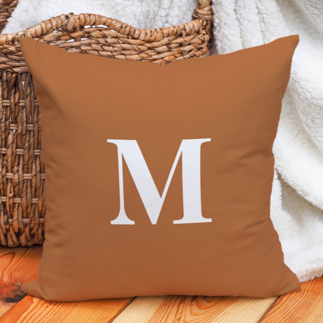 Vit monogram för bränd Orange Kudde (Burnt orange and white monogram decorator pillow)