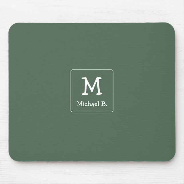 Vit monogram och namn på grönt musmatta (Framsidan)