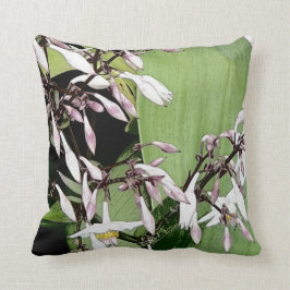 vit och blek rosa blomma kudde