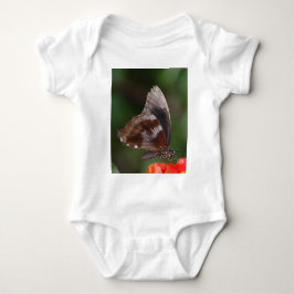 Vit och brun fjäril på röd blomma t shirt