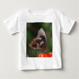 Vit och brun fjäril på röd blomma t-shirt