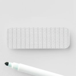 vit och grått tapet med mönster på den namnbricka