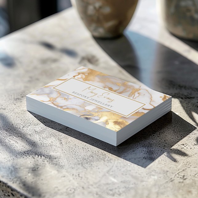 Vit och guld marmor effekt visitkort (This unique card features a luxury white and gold pattern.)