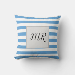Vit och lätt, blå, randig monogram kudde
