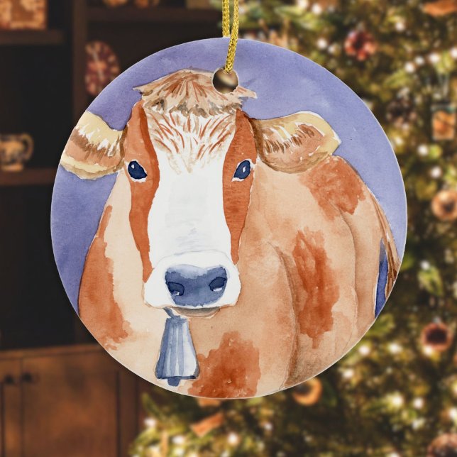 Vit och röd kon (serien med egna Beaster) Julgransprydnad Keramik (Cow White and Red Ornament hanging in front of a Christmas tree in a living room)