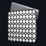 Vit och svart Diamond Mönster Laptop Fodral<br><div class="desc">En snyggts geometriska mönster av förreglande vita och svarta diamantformer. De svarta diamanterna innehåller var och en en liten vit romb som skapar vit den dominerande färg i den ursprungliga formgivningen. Digitalt skapat bild. Copyright © 2013 Claire E. Skinner. Alla rättigheter förbehållna.</div>