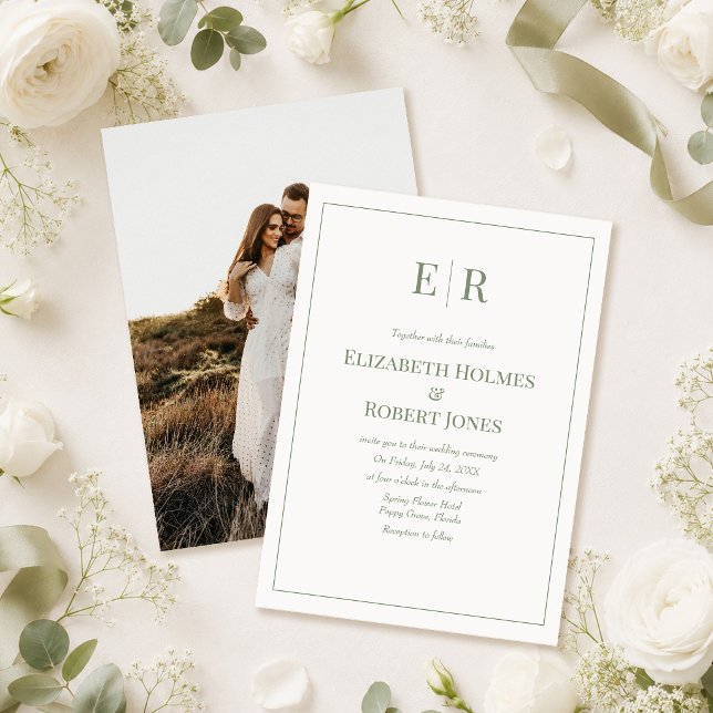 Vit & Olivgrön Monogram Foto Bröllopsinbjudan  Inbjudningar (White & Olive Monogram Photo Wedding Invitation on a table with white flowers)