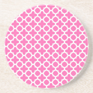 Vit om Shock rosa Quatrefoil Mönster Underlägg Sandsten