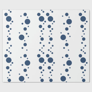 Vit omslutning papper med blå punkter på den presentpapper