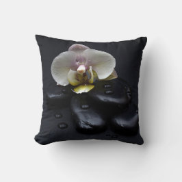 Vit Orchid på svarta stenar Kudde