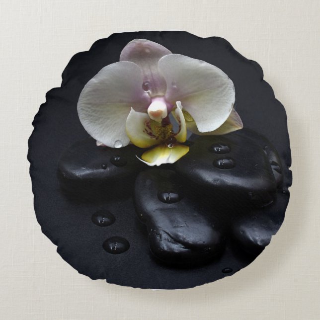 Vit Orchid på svarta stenar Rund Kudde (Framsidan)