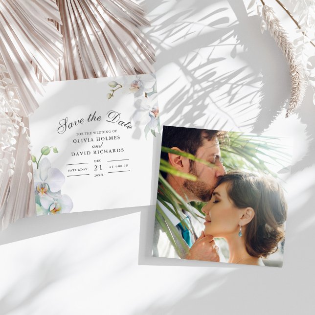 Vit Orchid Photo Bröllop spara datum Card Datumet (White Orchid Photo Wedding Save the Date Card on a sunny white table with white dry flowers.)