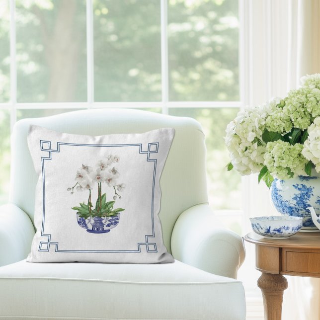 Vit orkidé i blå och vit chinoiseriekruka kudde (Chinoiserie Orchid throw pillow)
