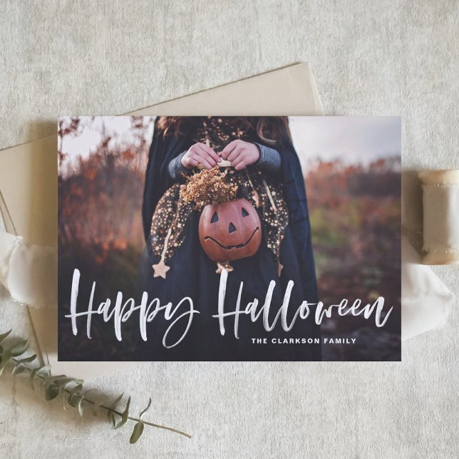 Vit penselbokstavsöverlägg Glad Halloween Helgkort (Skapare uppladdad)