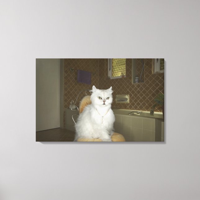 Vit persisk katt sitta på stol i badrum canvastryck (Framsida)