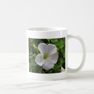 vit petuniablomma kaffemugg