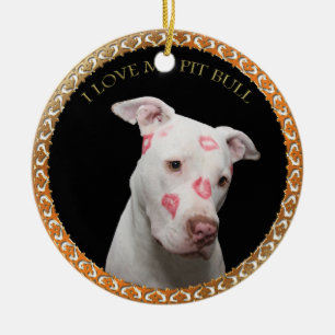 Vit pitbull med röda kyssar över hela hans ansik julgransprydnad keramik