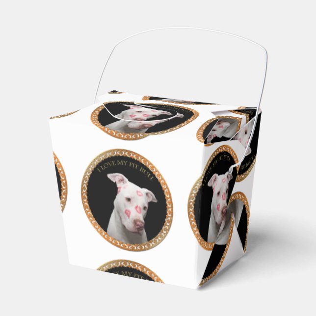 Vit pitbull med röda kyssar över hela hans ansikte presentaskar (Framsidan Sidan)